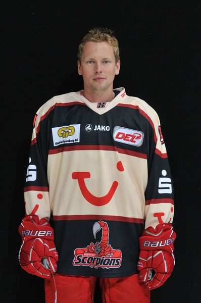 Mannschaft2011   034.jpg - DEL Club Hannover Scorpions Hannover Team 2011-2012Andreas Morczinietz Stürmer Nr. 75